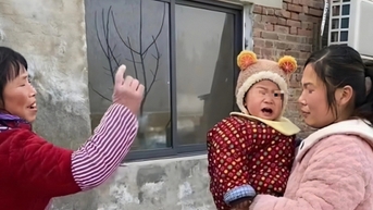 Ly hôn ôm con về nhà mẹ đẻ, người phụ nữ bị mẹ tuyệt tình đuổi đi, nói lý do khiến cô chạnh lòng bật khóc tức tưởi