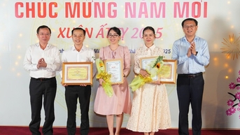 Báo Người Lao Động nhận 2 giải báo chí về chuyển đổi số TP HCM