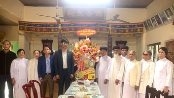디엔반 시 지도자들이 둑치톤 대축제를 방문하여 축하했습니다.