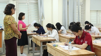 Học sinh, phụ huynh Hà Nội sốt ruột ngóng môn thi thứ ba vào lớp 10