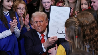 Ông Trump cấm người chuyển giới tham gia các môn thể thao dành cho nữ