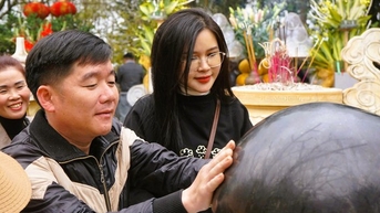 Du khách thi nhau bỏ tiền, xoa hòn đá trên đỉnh huyệt đạo thiêng núi Nưa