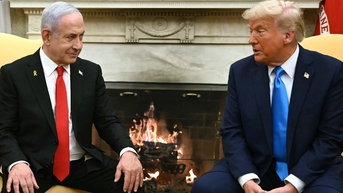 Ông Trump được tặng máy nhắn tin bằng vàng, ca ngợi 'chiến dịch tuyệt vời' của Israel