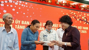 Phó Chủ tịch Tô Thị Bích Châu trao quà đầu Xuân cho người dân tại TP Hồ Chí Minh