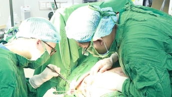 Chủ quan với vết máu nhỏ, một phụ nữ mắc ung thư vú hiếm gặp