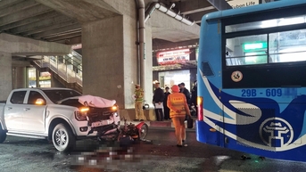 Tai nạn liên hoàn trên phố ở Hà Nội, tài xế xe ôm công nghệ bị thương nặng