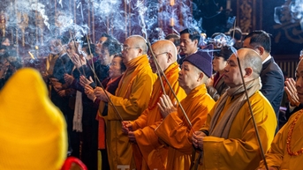 Hàng nghìn người đổ về Yên Tử trong ngày mưa rét
