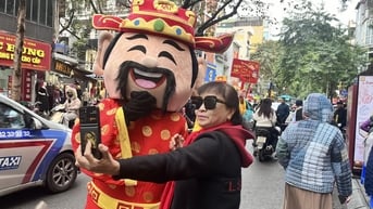 Lý giải chuyện người Hà Nội vượt mưa rét, xếp hàng mua vàng ngày Thần Tài từ 3h sáng