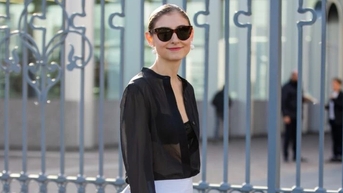 Áo blouse xếp nếp màu đen vừa thời trang lại rất cá tính,  năng động