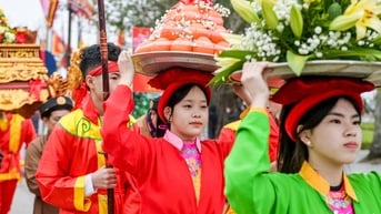 Hàng trăm người rước kiệu Ngọc Lộ, mở đầu lễ khai ấn đền Trần
