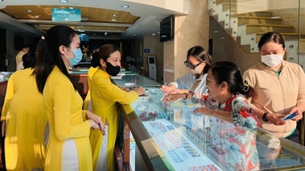 Nhiều cửa hàng vàng ở TP.HCM vắng khách lạ thường trong ngày vía Thần Tài