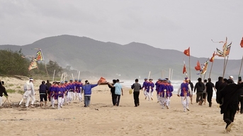 Ngư dân Bình Định làm lễ chôn cất cá Ông bị dạt vào bờ