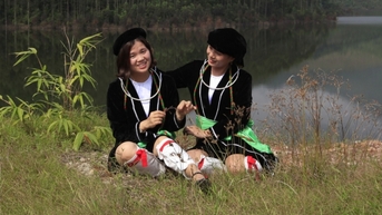 Duyên dáng thiếu nữ trong váy áo truyền thống