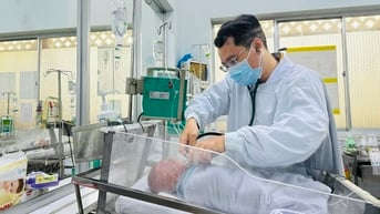 Cứu sống bé gái 8 ngày tuổi 'cứ uống sữa vào là thành chất độc'