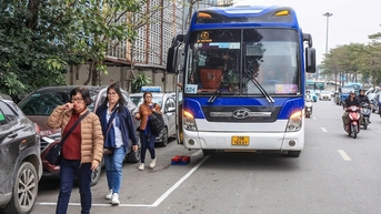 Ngày đầu hạn chế xe trên 16 chỗ vào khu vực phố cổ Hà Nội