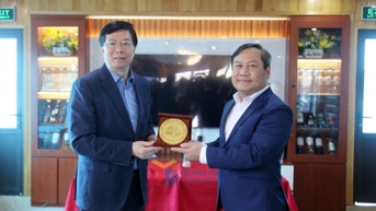 Đồng chí Bí thư Tỉnh ủy tiếp xã giao Bí thư Đảng ủy Đại học Thanh Hoa (Trung Quốc)