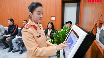 하노이 경찰이 운전면허증을 시험하고 발급한 첫날