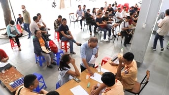 CSGT TPHCM cấp đổi GPLX, người dân phấn khởi chờ 5 ngày là có bằng lái