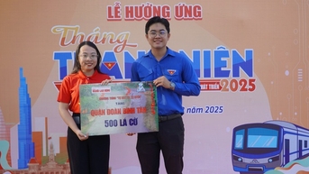 Báo Người Lao Động trao 500 lá cờ tặng Quận Đoàn Bình Tân
