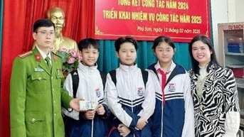4 học sinh nhặt được 40 triệu đồng, nhờ công an tìm người làm rơi