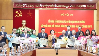 Hội nghị công bố quyết định khen thưởng và nghỉ chế độ đối với các đồng chí lãnh đạo, quản lý của Bộ Nội vụ