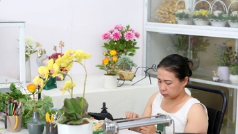 Hoa đất sét tuyệt đẹp của người phụ nữ khuyết tật