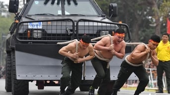Màn thể hiện sức mạnh mới lạ của cảnh sát ở phố đi bộ hồ Gươm
