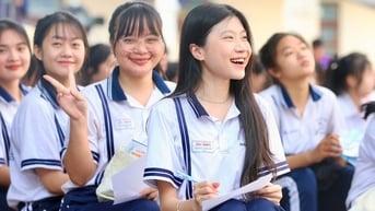 Học sinh cười tít mắt vì được “thần tượng” tư vấn hướng nghiệp