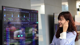 VN-Index vượt mốc cao nhất 3 năm, nhà đầu tư cần thận trọng