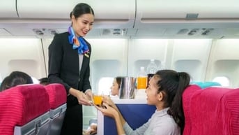 Tiếp viên hàng không đi bộ hơn 15.000 bước/ngày, đứng 14 tiếng trên máy bay
