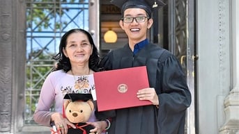 Chàng trai 4 lần trở thành thủ khoa vì ước mơ của mẹ