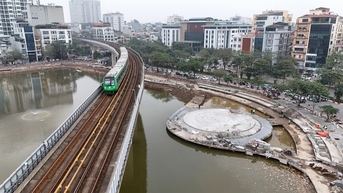 Sân khấu nổi và khán đài ngoài trời ở hồ Hoàng Cầu dần lộ diện