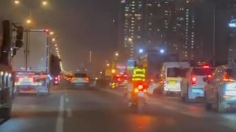 Thượng úy CSGT dùng mô tô mở đường cho ô tô đưa bệnh nhân ung thư đi cấp cứu