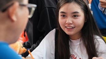 Thí sinh hào hứng với chính sách học bổng tại HUFLIT