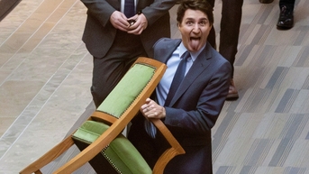 Thủ tướng Canada Trudeau gây bão khi vác ghế ra khỏi hạ viện