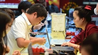 Giá vàng hôm nay tăng mạnh do nhà đầu tư đổ xô đi mua