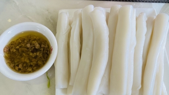 Sơn Tùng M-TP thử đặc sản tên lạ ở Quảng Ninh, kể giấc mơ 'ăn hẳn 6 cái'