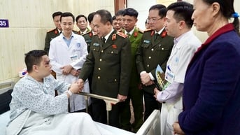Giám đốc Công an TP Hà Nội Nguyễn Thanh Tùng thăm chiến sĩ bị xe tông khi làm nhiệm vụ