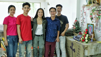 Người mẫu Pháp xinh đẹp đoàn tụ gia đình Việt Nam: Thắp nén nhang lên bàn thờ mẹ