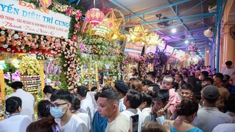 Hàng nghìn người hành hương về Tòa thánh Tây Ninh
