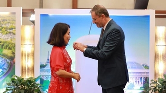 បណ្ឌិត​ស្រី​មក​ពី​សាកល​វិទ្យាល័យ​ហាណូយ​ស្ថាបត្យកម្ម​ទទួល​បាន​មេដាយ​ដូង​សម្រាប់​សិក្សា​ភាសា​បារាំង