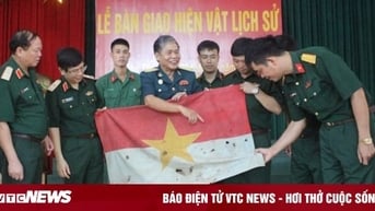 Bút tích đặc biệt trên lá cờ giải phóng cắm nóc Sở chỉ huy địch Chiến dịch Tây Nguyên