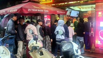 Rút tiền tiết kiệm, người Hà Nội đội mưa chờ mua vàng ngày giá lên đỉnh