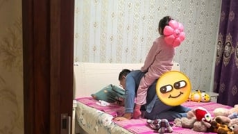 Phóng to hết cỡ bức ảnh chồng và con gái trong phòng ngủ, vợ đau lòng nhìn thứ anh cầm trên tay