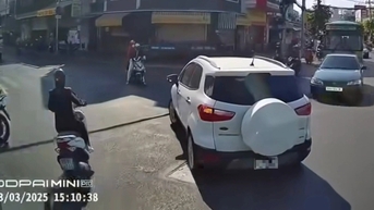 Ô tô đâm ngã xe máy trong một tình huống khó hiểu