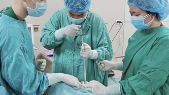 Bác sĩ tìm thấy xương và răng giả trong thực quản của người đàn ông ở Ninh Bình sau 2 ngày ăn cháo gà