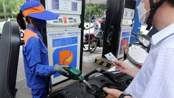 Giá xăng giảm xuống mức thấp nhất gần 4 năm qua