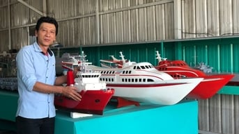 Người đàn ông không qua trường lớp tự chế tạo máy bay, tàu chiến