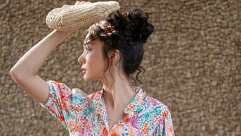 Xuống phố, đi làm đều sành điệu nhờ áo, váy họa tiết