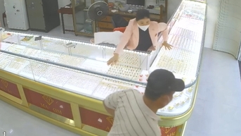 Khoảnh khắc bà chủ tiệm vàng lao lên chặn đầu xe tên cướp